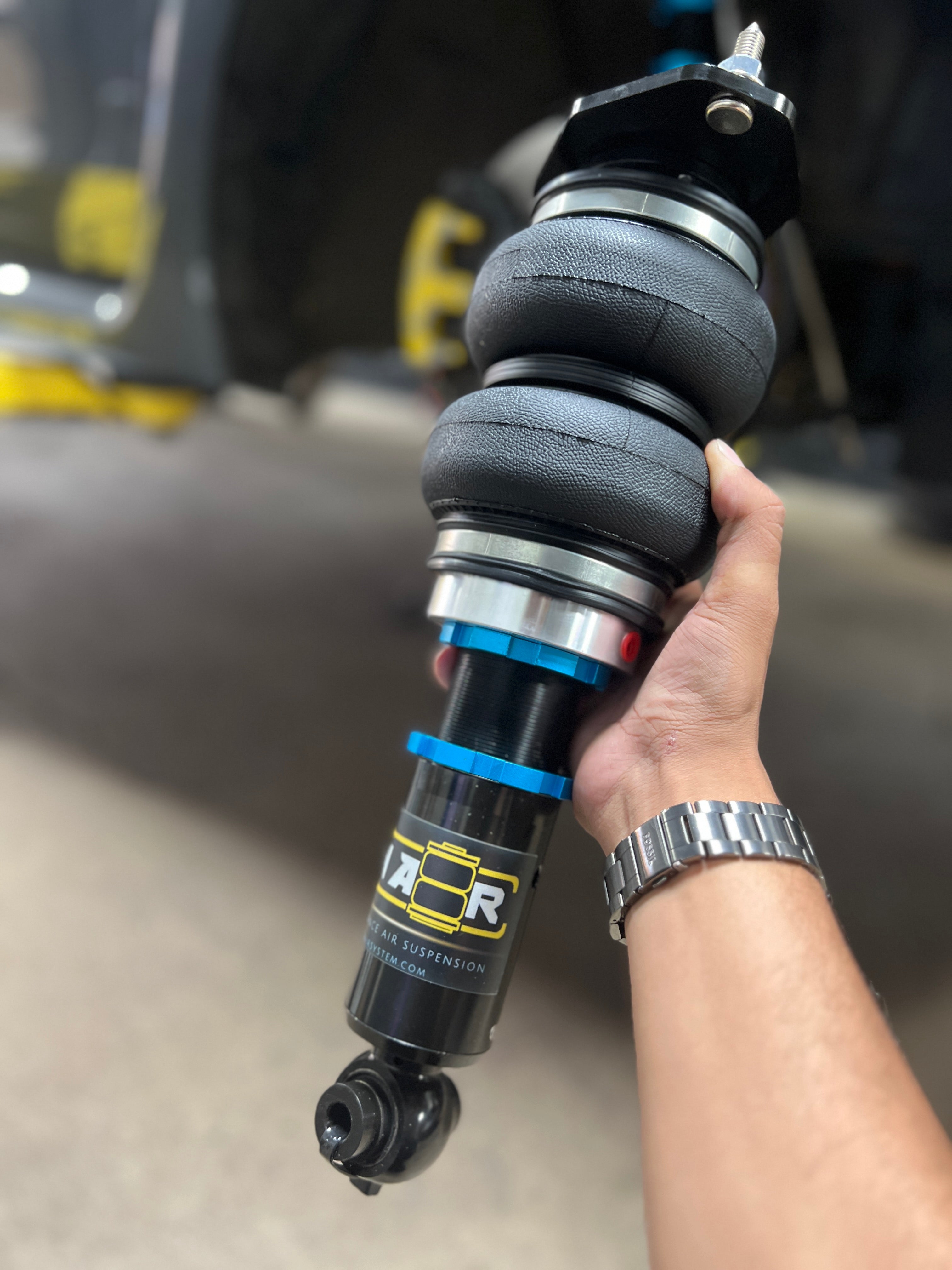 Image of holding an air suspension strut